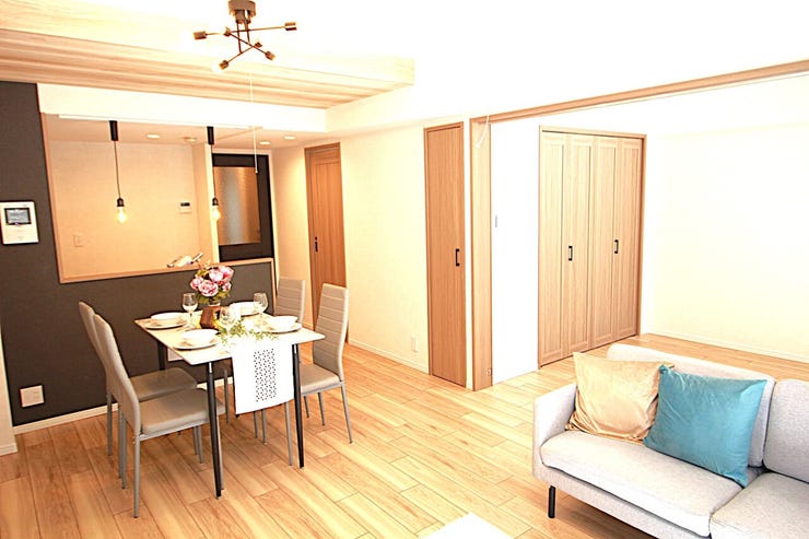 柔らかな色合いのフローリングと清潔感の溢れるクロスが明るい空間を創り出しているリビングダイニング。