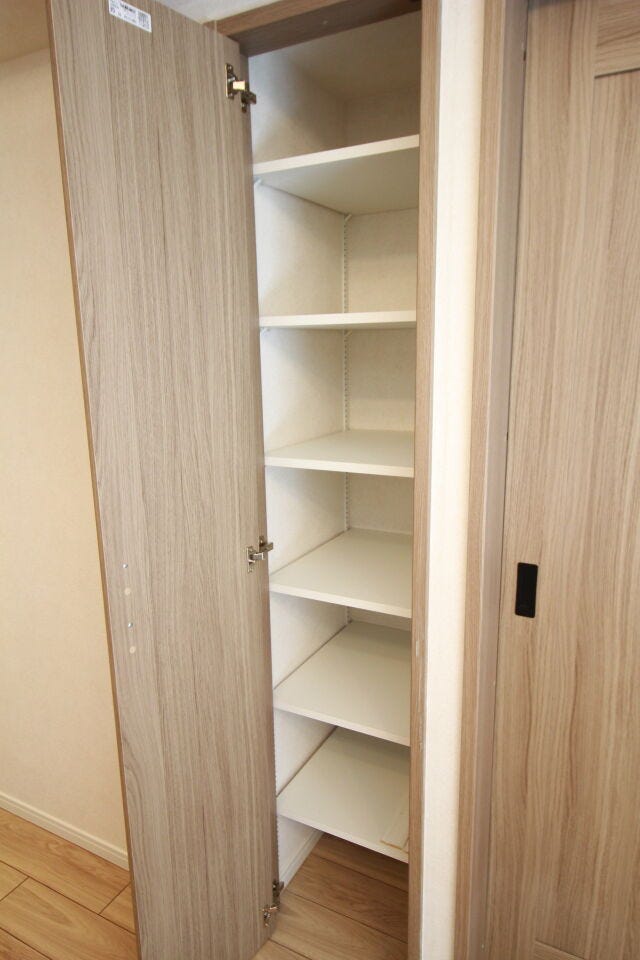 お掃除用品や日用品の収納に大変便利です。