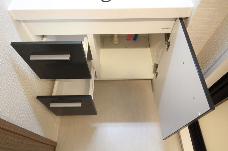 【洗面台】シンク下の収納でアメニティ類のストックもバッチリ!