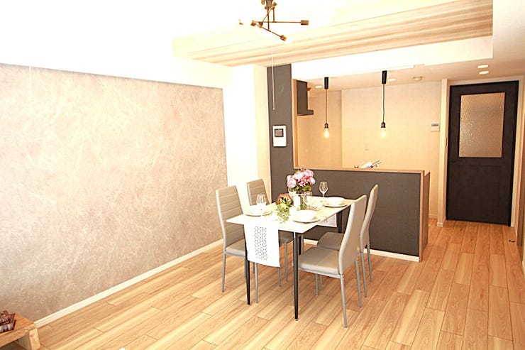 光が溢れ、風も溢れ、居心地のよい住空間、自然体で過ごせるリビングです。