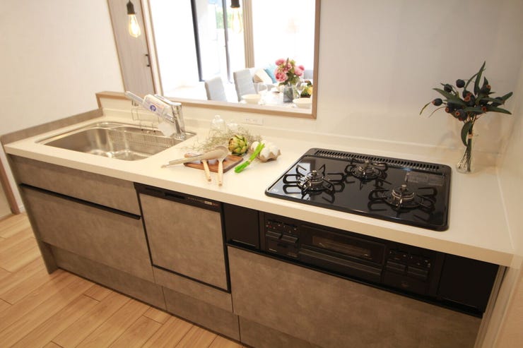 ナチュラルな自然光の中での調理。食器類を収納できるスペース。動きやすいキッチン動線。お料理をつくる時間が劇的に変わります。