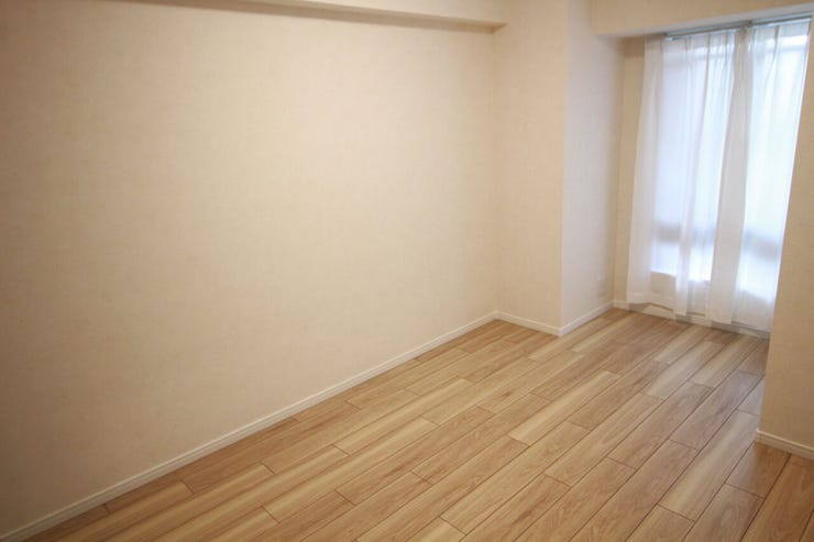 シンプルにデザインされた室内。家具やレイアウトでお好みの空間に。