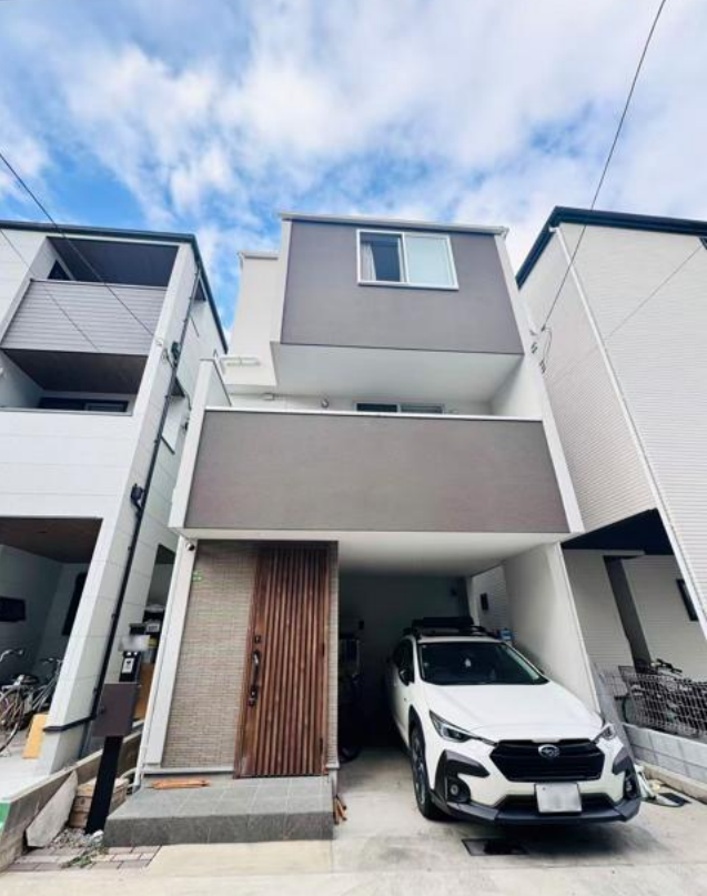 【外観】
ビルトインガレージ付きのスタイリッシュな外観。雨の日も安心の駐車スペース確保。