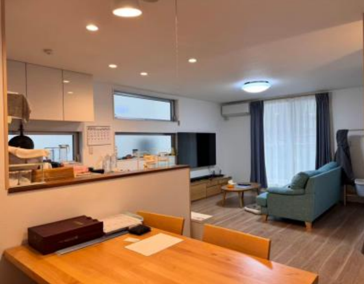 対面キッチンのある明るいLDK。家族の会話が自然と生まれる開放的な空間です。