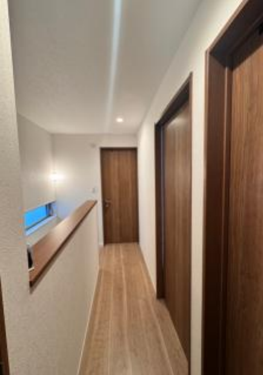 木目調で統一された落ち着きある内装。動線もスムーズで使いやすい住まいです。