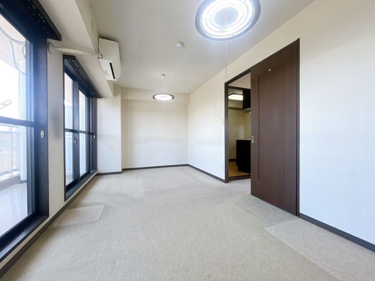 【洋室】
広々としたお部屋は家具の配置やインテリアデザインがしやすく、自分好みの居心地の良い空間を作れます♪
ソファやテレビ台を設置して家族や友人とくつろげるセカンドリビングスペースにもなります!