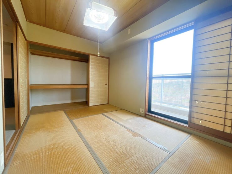 【和室】
客間・寝室・食事など様々な用途で使用することができ、畳は湿度調整にも優れています!
柔らかな肌ざわりと木の香りが心をほぐし、和室ならではの落ち着きと安らぎに満ちた空間を生み出します♪