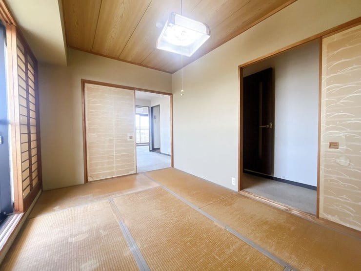 【和室】
畳の香りが心を落ち着かせ、くつろぎの空間を演出します!
来客時の客間やお子さまの遊び場としても使いやすく、布団を敷けば寝室にもなり、多目的に使える便利で快適なスペースです!