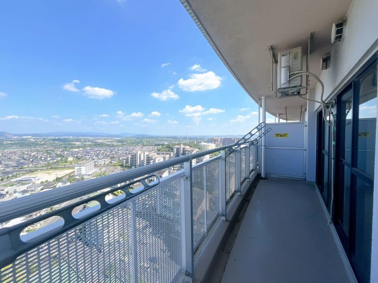 【眺望写真】
8階のお部屋からは、周囲の緑や並び立つマンション、街の景色が一望できる開放的な眺望が広がります!
自然と都市が調和した景色を楽しめ、季節ごとの移ろいも感じられる心地よい住環境です♪