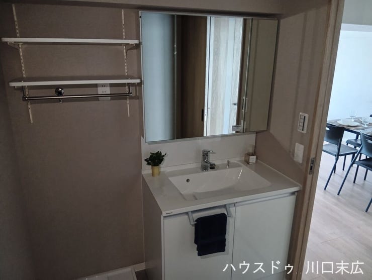 三面鏡裏に豊富な収納スペースを備えた洗面化粧台。身支度をスムーズに行える機能性と、清潔感あふれるデザインです。