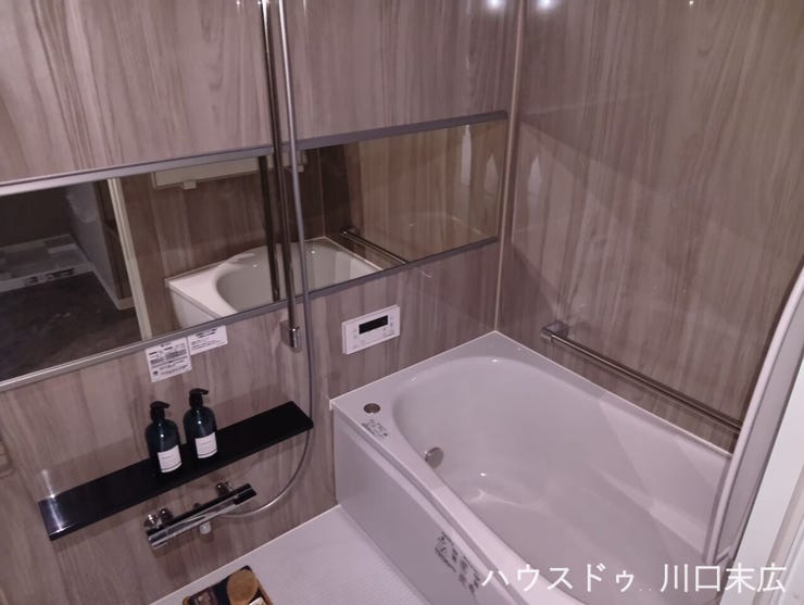 木目柄のパネルがリラックス効果を高めるバスルーム。一日の疲れを癒やす、機能的で美しいプライベート空間です。