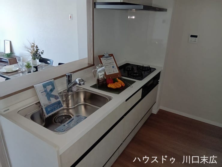 浄水器一体型水栓や3口コンロを備えたシステムキッチン。効率よく調理が進む設計で、毎日の料理の時間を彩ります。