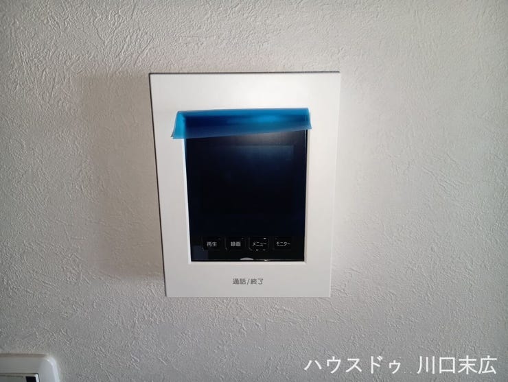 来訪者の顔をモニターで確認できるTVモニター付きインターホン。日々の暮らしに安心感をもたらすセキュリティ設備です。