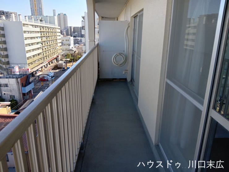 屋外の空気を感じられる開放的なスペース。洗濯物を干す作業や、ちょっとしたリフレッシュタイムに活用できる空間です。