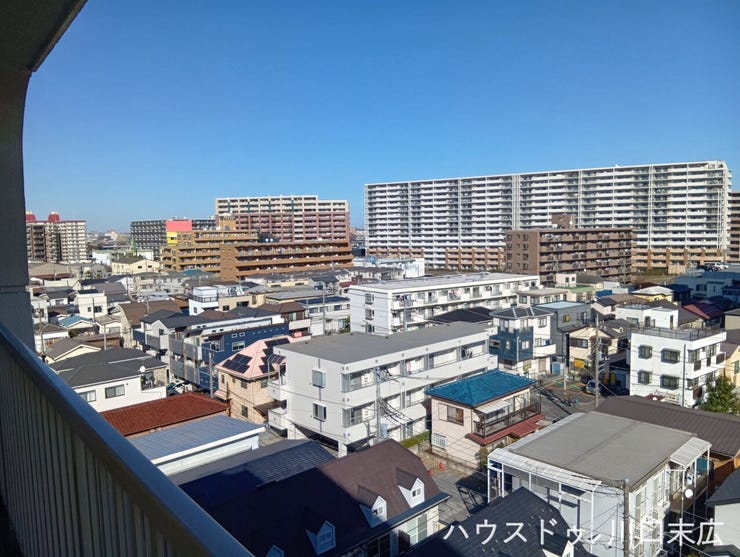 都市の街並みを見渡すことができる景色。周辺の建物との距離感も保たれ、日々の生活に変化と開放感をもたらす風景です。