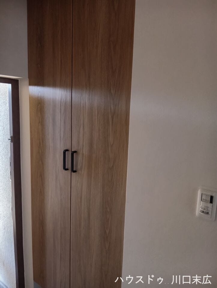 木目調の扉が空間に調和するトールタイプのシューズボックス。玄関の美観を損なわず、ご家族の靴をすっきりと格納できる機能的な設計です。