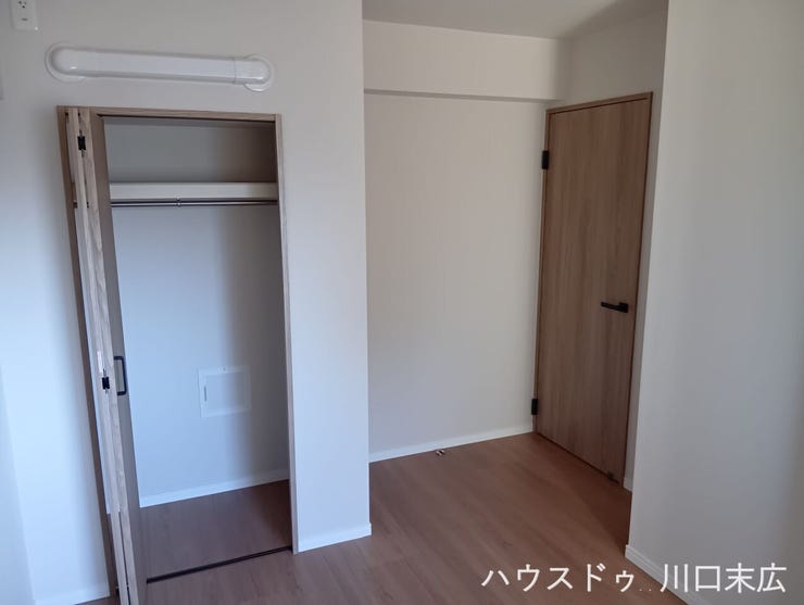 ハンガーパイプと枕棚を備えたクローゼット。衣類をシワなく保管でき、上部のスペースにはシーズンオフの荷物も整理できる実用的な造りです。