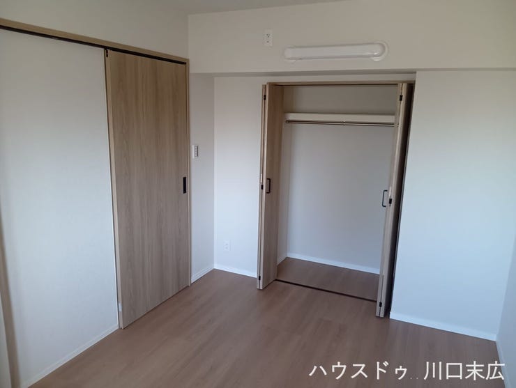 扉の開閉スペースを気にせず出し入れができる引き戸タイプのクローゼットを採用。大きな荷物もスムーズに格納できる機能的な収納設備です。