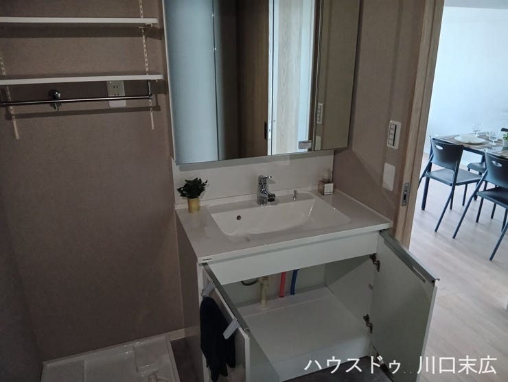 洗面台下部には、水回りの清掃用具や洗剤などを機能的に保管できる収納スペースを確保。日々の生活を支える細やかな配慮が施されています。