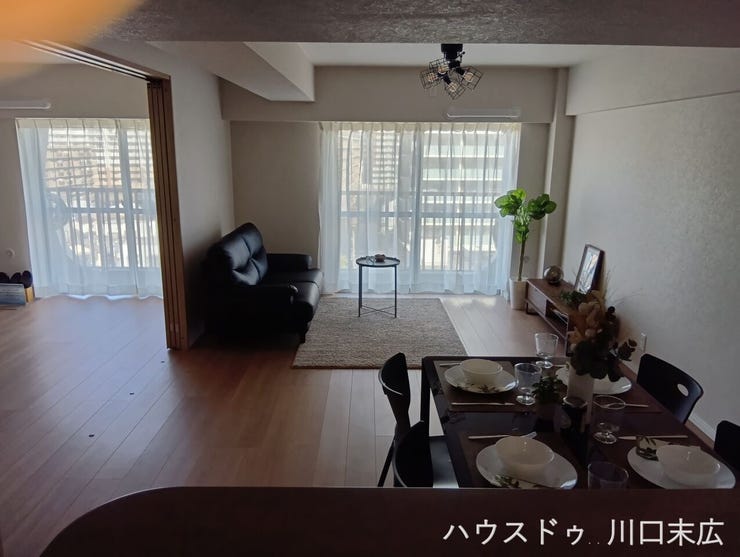 家族の笑い声が響き合う、住まいの中心となる空間。シンプルな内装デザインが、多様なインテリアスタイルに調和し、豊かな生活を彩ります。