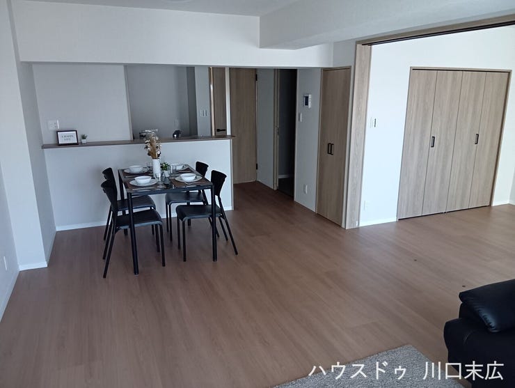 食卓を囲む穏やかな時間が流れる憩いのスペース。木目の美しい床材が温かみを添え、日々の食事のひとときをより一層引き立てる機能的な設計です。