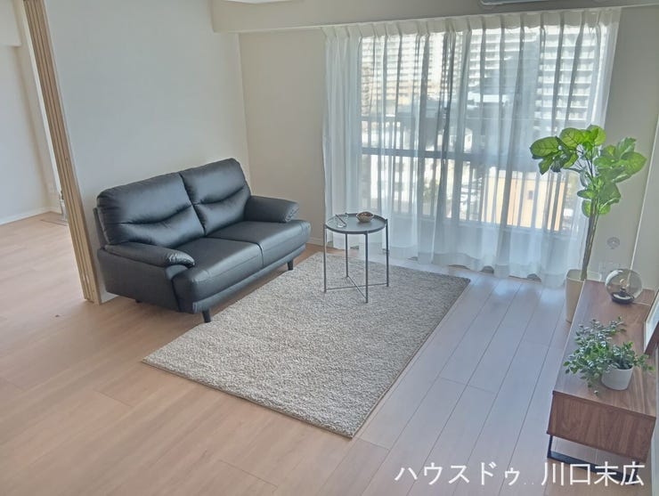 くつろぎの時間を生み出すリビングスペース。洗練された色合いの建具とフローリングが、どのようなライフスタイルにも馴染む上質な基盤となります。