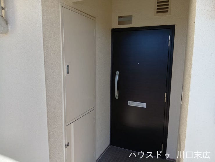 落ち着いた色合いの玄関ドアを採用。日々の出入りを支える堅牢な造りで、住まいの顔として上質な空間を演出します。