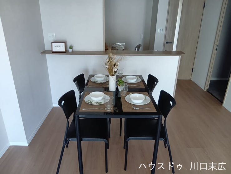 キッチンとの繋がりを持たせたリビングダイニング。家族の気配を感じながら過ごせる空間設計で、コミュニケーションを育む住まいです。