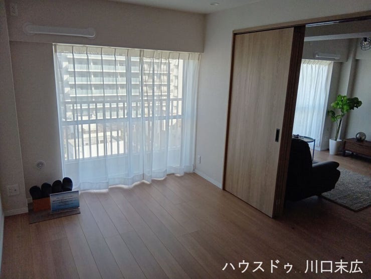 ライフスタイルに合わせて多目的に活用できる個室空間。引き戸を開放すれば隣接する空間と一体化し、よりダイナミックな生活空間を創出します。