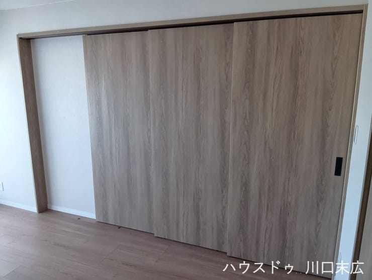 木目の質感が美しい引き戸を採用。空間の連続性を生み出しつつ、必要に応じてプライベートな空間を区切ることができる柔軟性の高い建具です。