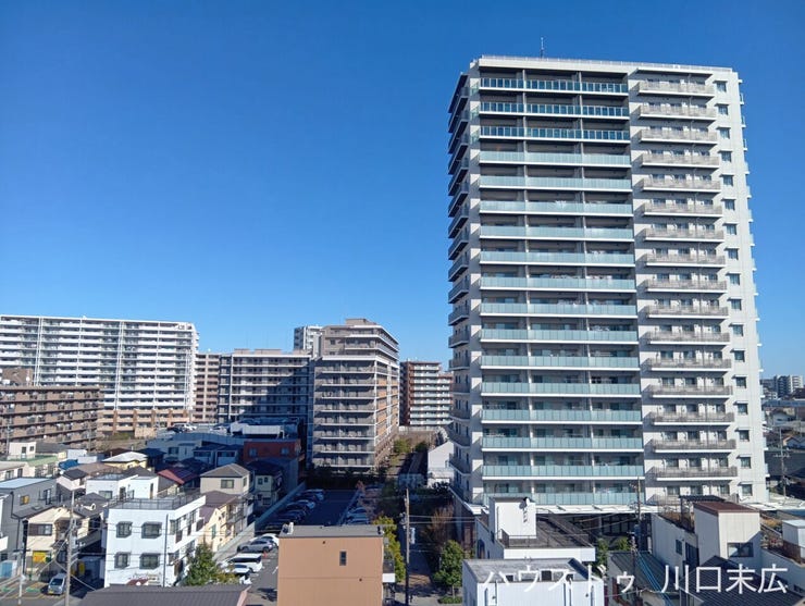 都市の街並みと空の広がりを同時に享受できるロケーション。視界を大きく遮るものが少なく、日々の生活に開放感と心地よい刺激をもたらします。