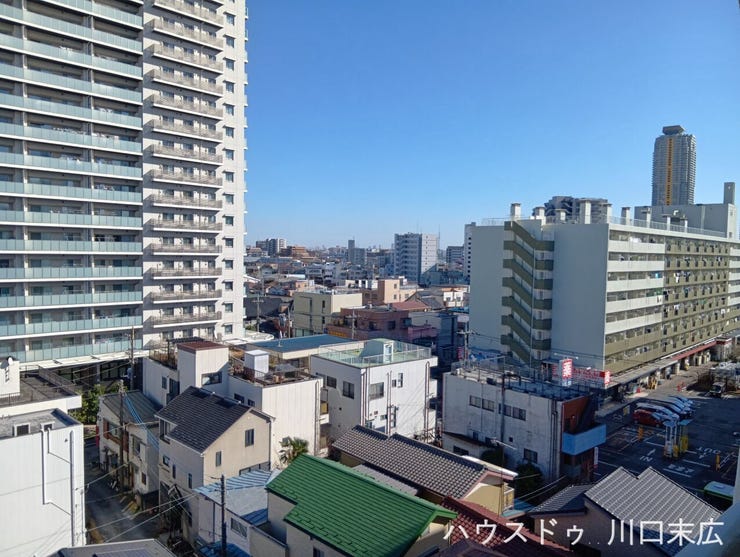 遠くまで視界が抜ける、開放感に満ちた景色。日々の暮らしの中で四季折々の空模様を身近に感じられ、心に安らぎを与える風景です。