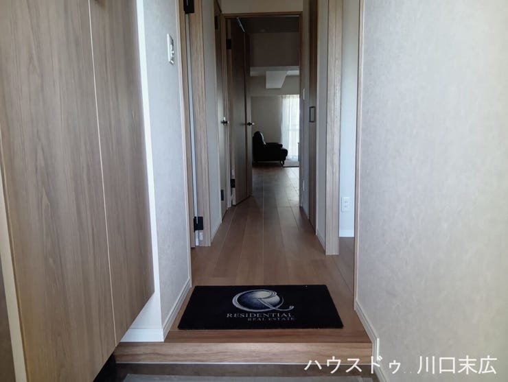 木目の美しさが引き立つフローリング仕上げ。各居室へと繋がる動線は、日々の生活に寄り添う機能的な設計です。