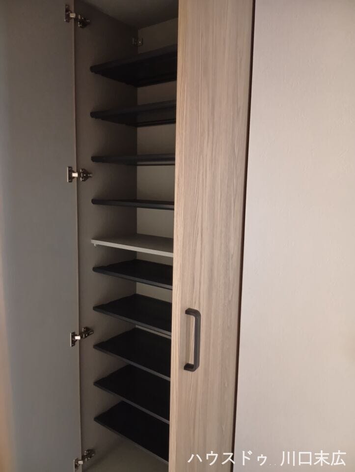 棚板の高さを調整できる可動棚仕様のシューズボックス。豊富な靴類をすっきりと整理整頓できる実用的な設備です。