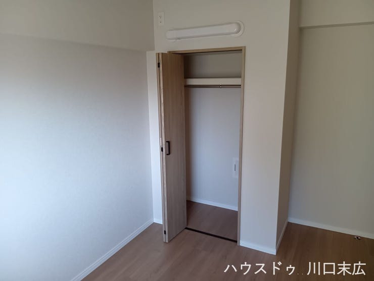 木目調の建具が温もりを感じさせるプライベート空間。クローゼットを備え、衣類や日用品をスマートに収納できます。