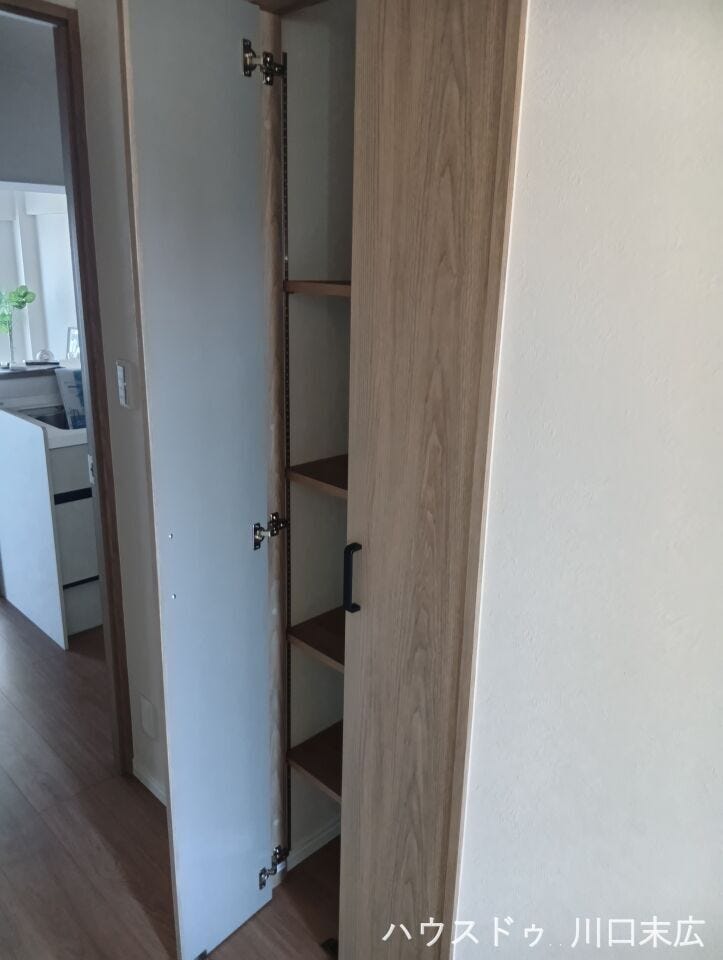 生活感を隠してすっきりとした空間を保つ扉付きの収納スペース。日用品のストックや掃除用具の保管に重宝します。