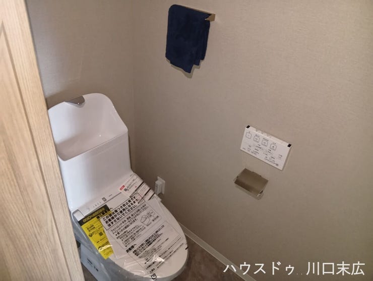 手洗い一体型の便器を採用したレストルーム。お手入れがしやすい素材と、すっきりとしたフォルムで清潔感を保ちます。