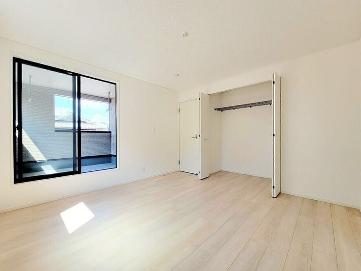 2F8帖洋室です。クローゼットも備え付けられているため、衣類や小物をスッキリ収納できます。