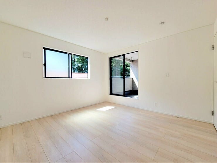 2F8帖洋室です。大きな掃き出し窓や小窓から自然光が豊富に入り込み、室内全体が明るく、心地よい空間になっています。