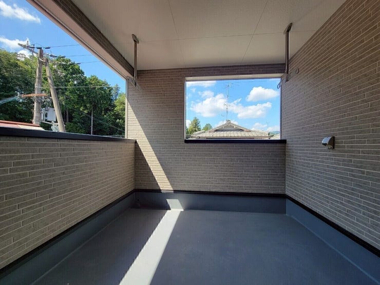 奥行きがあり、テーブルや椅子を置いてセカンドリビングのように活用できる広さが魅力です。