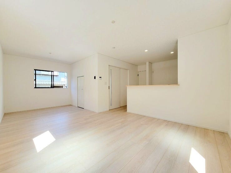 窓からは自然光が入り込み、部屋全体が明るく開放的なリビングです。