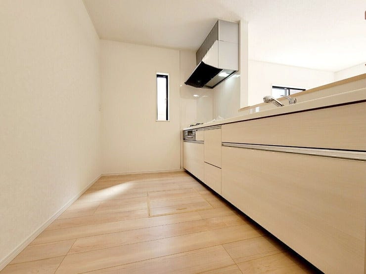 スタイリッシュなシステムキッチンは、リビング・ダイニングが見渡せるため、料理をしながらでも家族とコミュニケーションが取りやすい配置です。