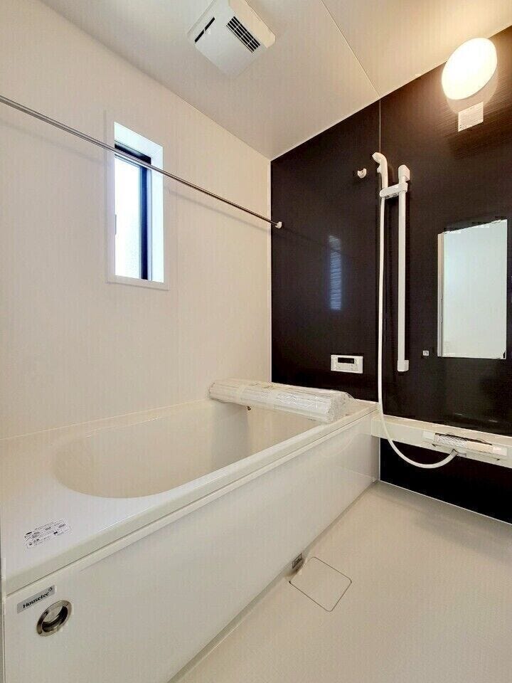 浴室乾燥機付きで、雨の日の洗濯物も安心です。ゆったりした浴槽で一日の疲れを癒せます。