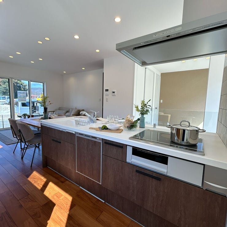 オール電化のIHクッキングヒーター搭載、主婦の強い味方食器洗い乾燥機付きで家事の時短も!余裕のあるライフスタイルで、自分時間や家族時間が増やせるのは嬉しいですね。