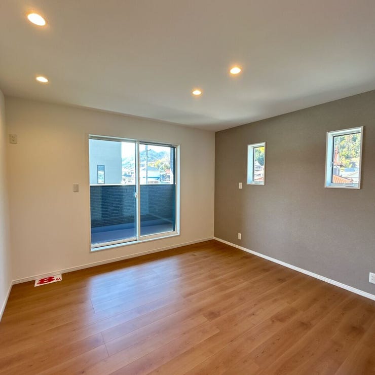 8帖の洋室はウォークインクローゼットもあり、主寝室におすすめです。アクセントカラーの壁紙は落ち着いた色でゆったりとした時間を過ごして頂けます。