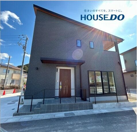 【外観】
閑静な住宅街で陽当たり良好の人気の角地!
近隣にはスーパーや病院なども徒歩圏内♪八本松あおい保育園や公園も近く、小さなお子様が居る方にも大変おすすめです。