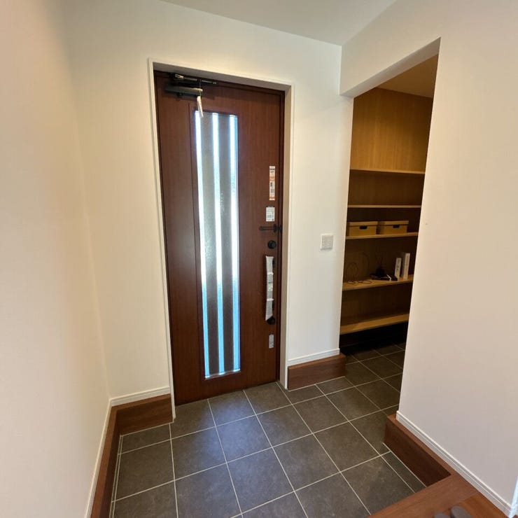 玄関は広く靴の脱着もしやすくなっています。