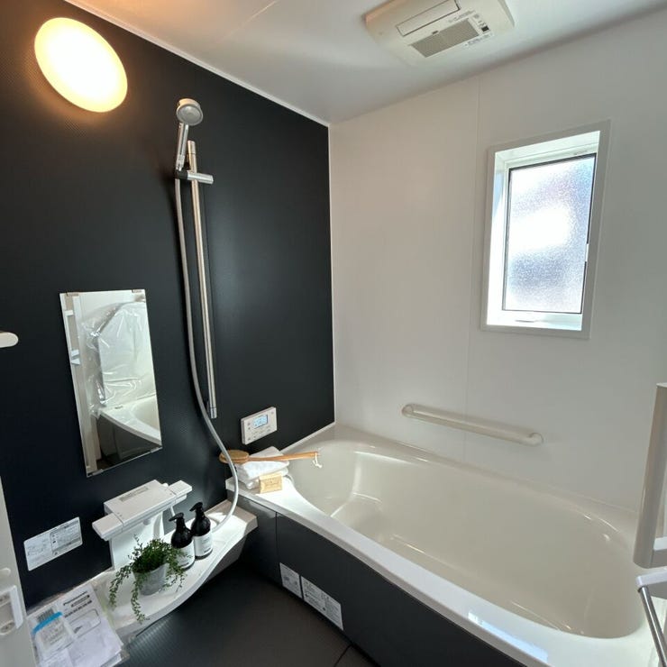 落ち着いた雰囲気の浴室は一日の疲れもすっきり。窓がついており、明るい陽射しが差し込みます。お掃除時の換気にも便利です。嬉しい浴室乾燥機付きで、梅雨時期や寒い冬でも安心ですね。