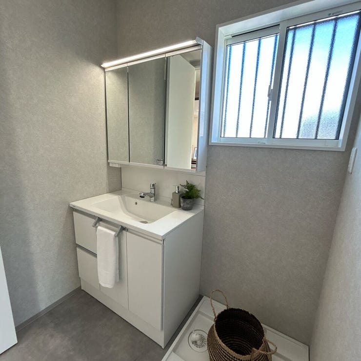 3面鏡の洗面台はとっても便利。朝の身だしなみチェックもばっちりです。