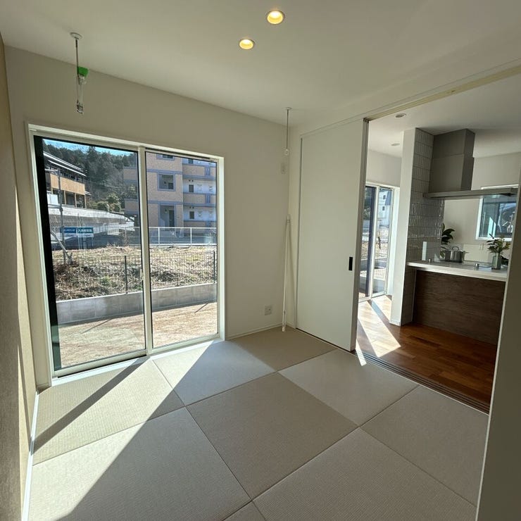 4.5帖の和室はちょっとしたお昼寝スペースや客間としてもおすすめです。収納スペースも充実。キッチンから和室も見渡せ、小さなお子様が居ても安心です。